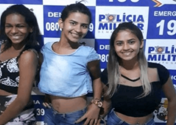 Traficantes são presas e fazem pose para foto em delegacia