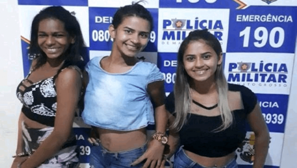 Traficantes são presas e fazem pose para foto em delegacia