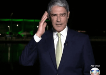 Internautas acusam William Bonner de prestar continência ao vivo no ‘Jornal Nacional’