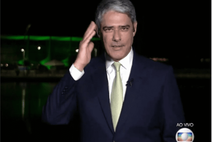 Internautas acusam William Bonner de prestar continência ao vivo no ‘Jornal Nacional’