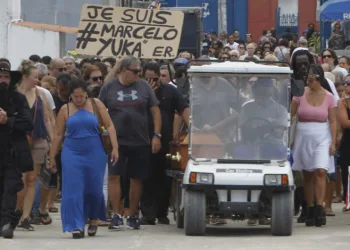 Familiares, amigos e fãs se despedem de Marcelo Yuka em enterro em Campo Grande