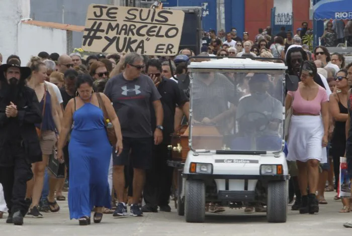 Familiares, amigos e fãs se despedem de Marcelo Yuka em enterro em Campo Grande