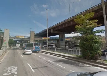 Policial federal aposentado reage a assalto dentro de ônibus na Avenida Brasil