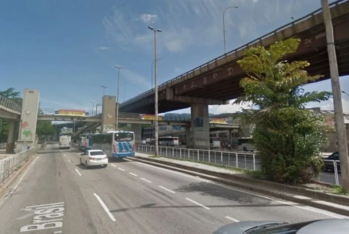 Policial federal aposentado reage a assalto dentro de ônibus na Avenida Brasil