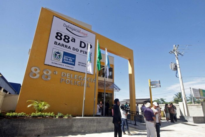 Corpo de menina  de 11 anos  é encontrado esquartejado dentro de mala no RJ