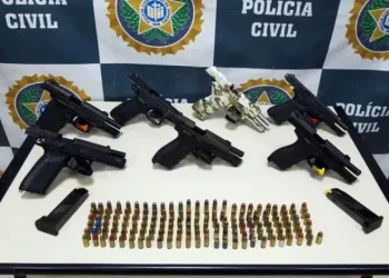 Polícia prende miliciano e comparsa na Zona Oeste e apreende sete armas com eles