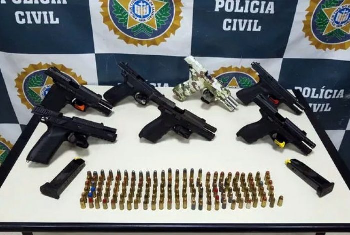 Polícia prende miliciano e comparsa na Zona Oeste e apreende sete armas com eles