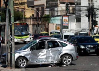 Colisão entre ônibus e carro deixa um morto no RJ