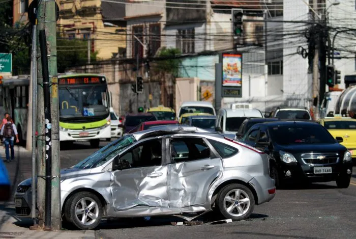 Colisão entre ônibus e carro deixa um morto no RJ