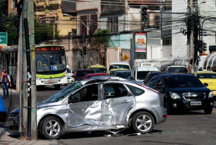 Colisão entre ônibus e carro deixa um morto no RJ