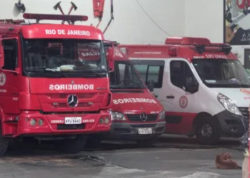 Médico bombeiro se recusa a sair em ambulância sem ar e é preso no RJ