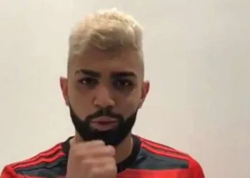 Gabigol veste a camisa do Flamengo e grava vídeo: ‘Faço parte da Nação’