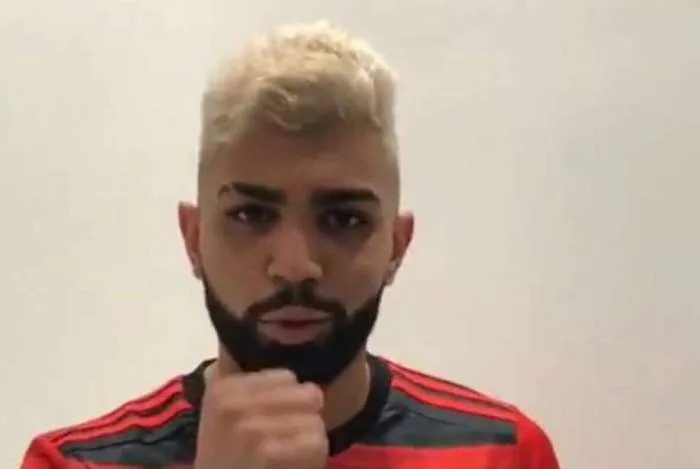 Gabigol veste a camisa do Flamengo e grava vídeo: ‘Faço parte da Nação’