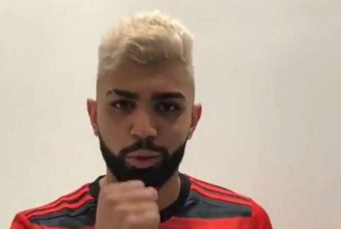 Gabigol veste a camisa do Flamengo e grava vídeo: ‘Faço parte da Nação’