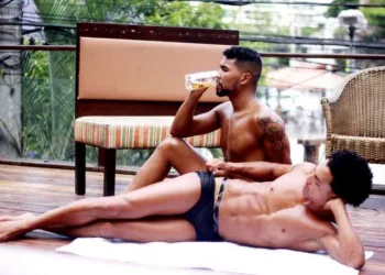 A nova moda do verão é marquinha com fita isolante para os homens