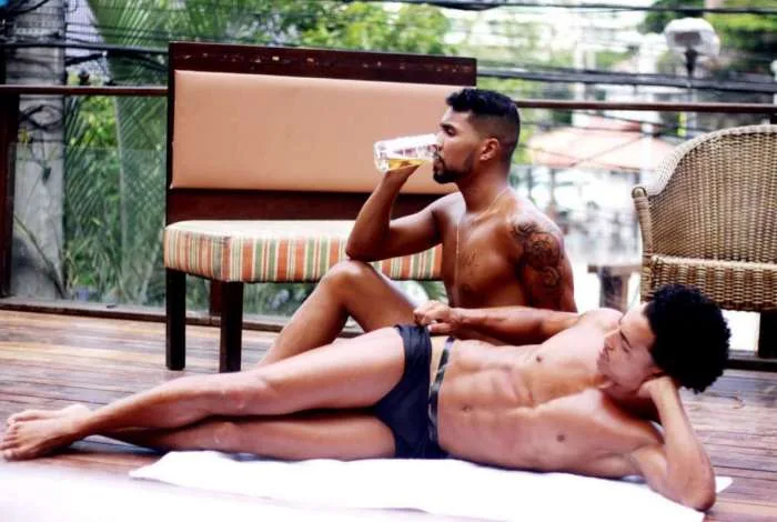 A nova moda do verão é marquinha com fita isolante para os homens