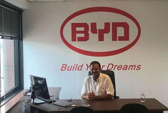 Eduardo Paes arrumou um emprego