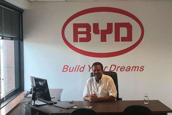 Eduardo Paes arrumou um emprego