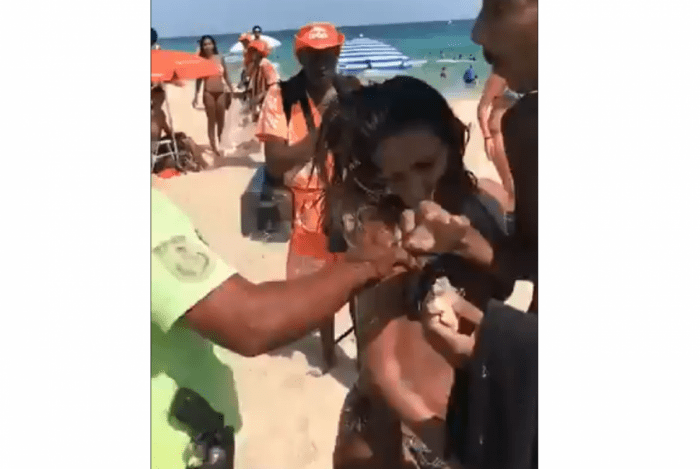 POLICIAL AGRIDE MULHER EM PRAIA DO RJ