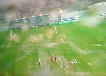 Jogador deixa estádio de ambulância após raio atingir em SP