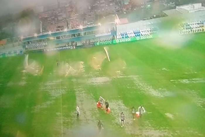 Jogador deixa estádio de ambulância após raio atingir em SP