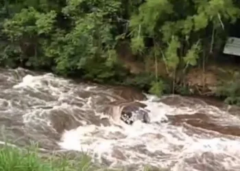 URGENTE!!! TROMBA D’ ÁGUA DEIXAM 8 MORTOS EM CACHOEIRA NO RJ!!