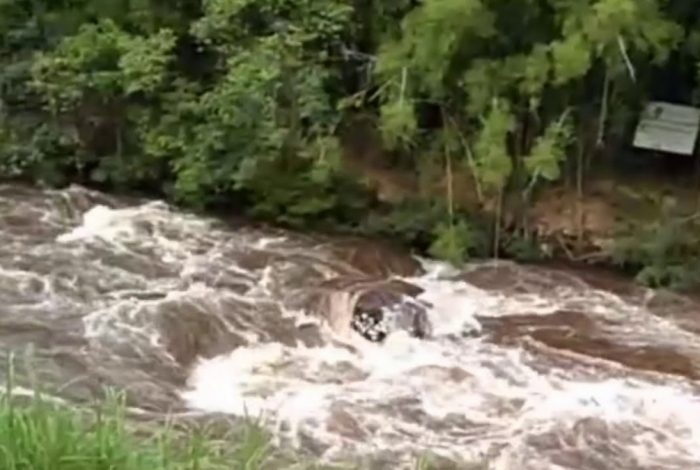 URGENTE!!! TROMBA D’ ÁGUA DEIXAM 8 MORTOS EM CACHOEIRA NO RJ!!