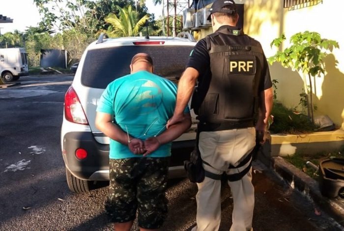 Homem é preso com mais de R$ 500 mil escondidos dentro de carro na Rio -Santos