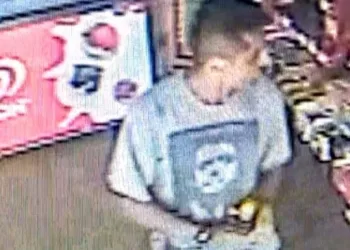 Vestindo camiseta de Bolsonaro, homem assalta loja de conveniências no RJ
