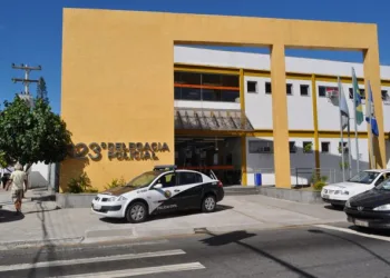 Homem é flagrado agredindo mulher dentro de condomínio no RJ