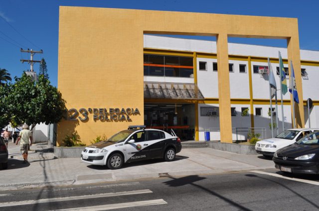 Homem é flagrado agredindo mulher dentro de condomínio no RJ