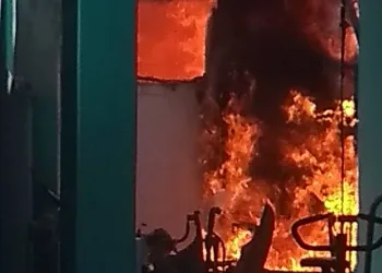 TRAGÉDIA NA ZONA OESTE!! HOMEM MORRE CARBONIZADO EM CASA