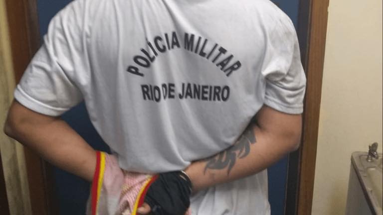 FALSO POLICIAL É PRESO EM BAIRRO NA ZONA OESTE!!