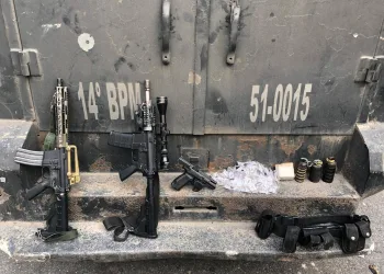 TRÊS ELEMENTOS SÃO PRESOS EM OPERAÇÃO DA PM EM BAIRRO NA ZONA OESTE( FOTOS)