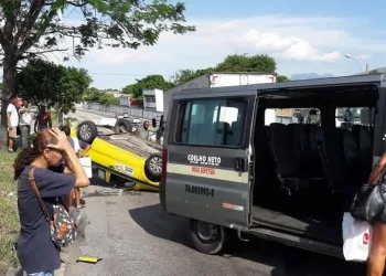 ACIDENTE COM VAN  NA AVENIDA BRASIL!!! VITIMA EM ESTADO GRAVE(FOTOS)