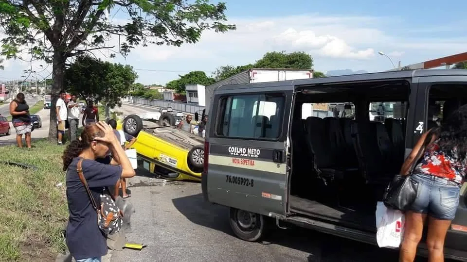 ACIDENTE COM VAN  NA AVENIDA BRASIL!!! VITIMA EM ESTADO GRAVE(FOTOS)