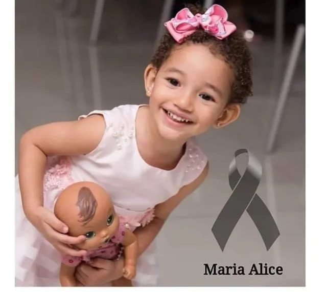 Menina de 3 anos morre após ser deixada dentro de carro no RJ