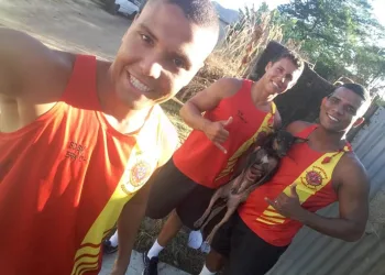 PARABÉNS BOMBEIROS!! SALVARAM UM CÃO DE ENFORCAMENTO NO RJ