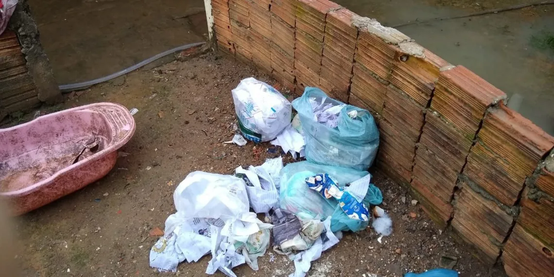 Mãe abandona seis crianças com idades entre 1 e 8 anos; imagens impressionam