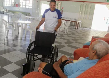 CUIDADORA DE IDOSOS, COPEIRA, AUXILIAR DE SERVIÇOS GERAIS – R$ 1.700,00 – 9 VAGAS – CASA DE SAÚDE – DESEJÁVEL EXPERIÊNCIA