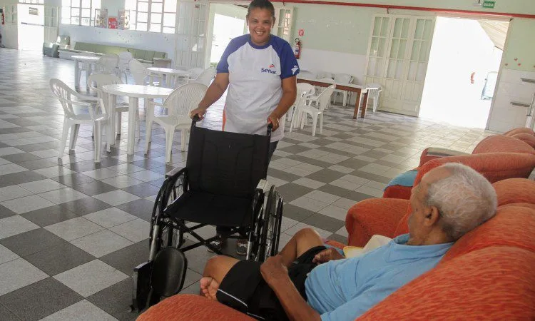 CUIDADORA DE IDOSOS, COPEIRA, AUXILIAR DE SERVIÇOS GERAIS – R$ 1.700,00 – 9 VAGAS – CASA DE SAÚDE – DESEJÁVEL EXPERIÊNCIA