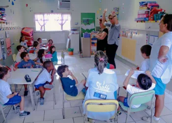 PREFEITURA ABRE MAIS DE 1.600 VAGAS P/ PROFESSOR ADJUNTO – R$ 2.455,35 + BENEFÍCIOS