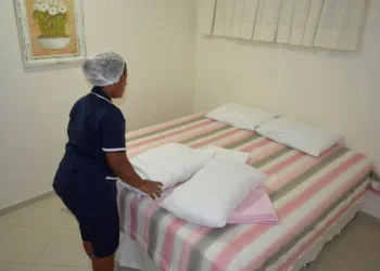 EMPREGO!!!ARRUMADEIRA, AUXILIAR DE SERVIÇOS GERAIS, MENSAGEIROS DE HOTEL, CAMAREIRA – R$ 1.600,00  – RIO DE JANEIRO