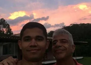 Com direito a alianças e música, Lulu festeja fim de ano com o marido