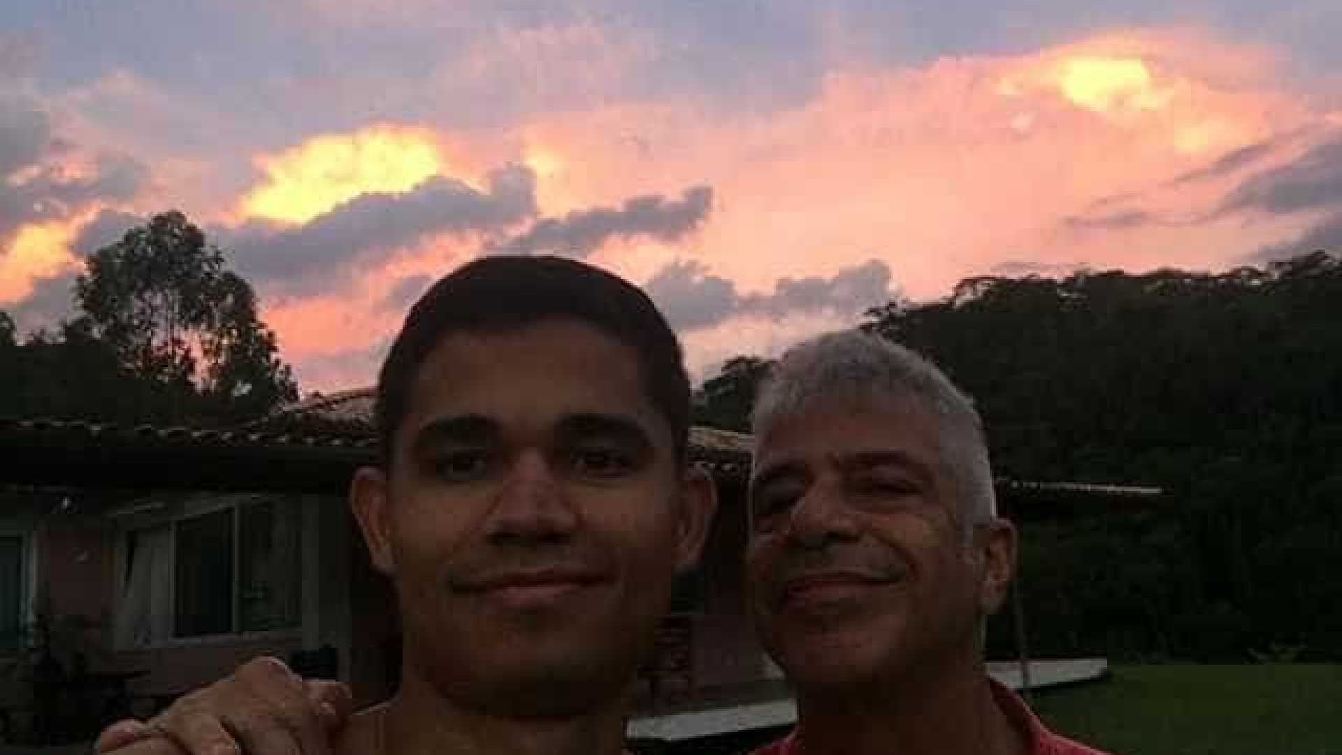 Com direito a alianças e música, Lulu festeja fim de ano com o marido