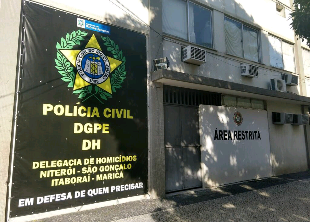 Homem surta e mata duas pessoas no RJ