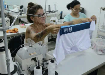 Costureiras de comunidades e detentas do Rio produzem uniformes para alunos da rede municipal