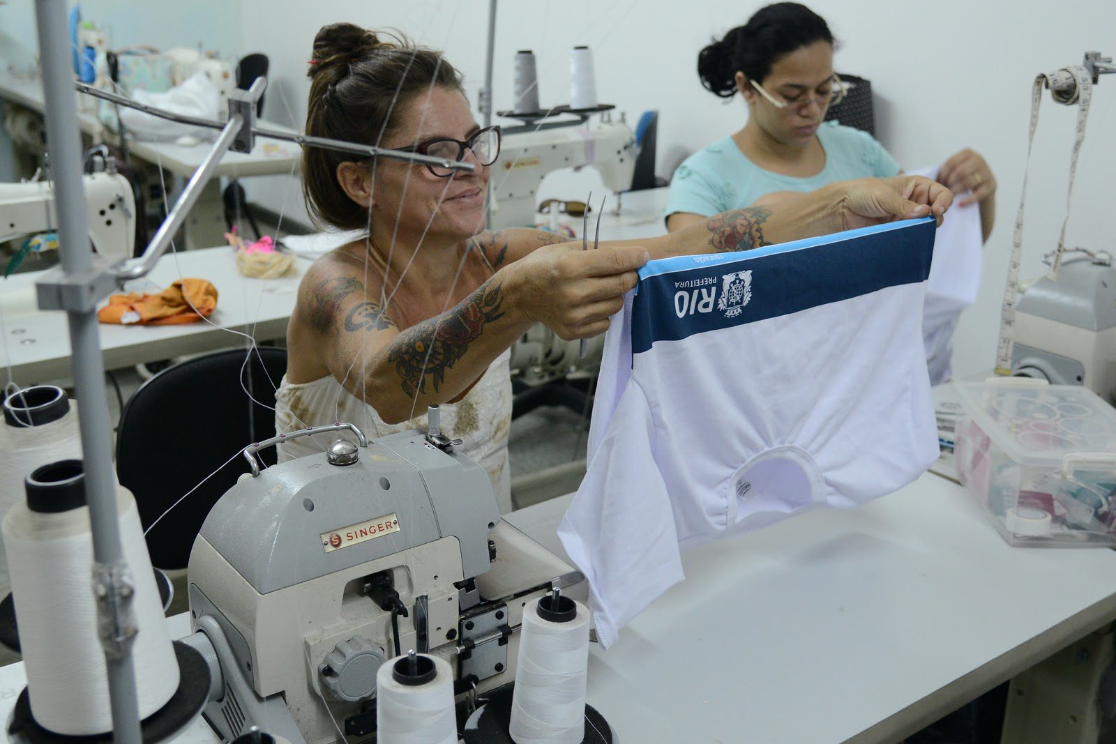 Costureiras de comunidades e detentas do Rio produzem uniformes para alunos da rede municipal