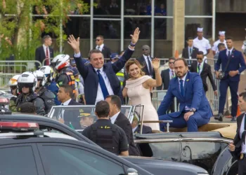 Filho de Bolsonaro estava armado na posse do pai, diz colunista