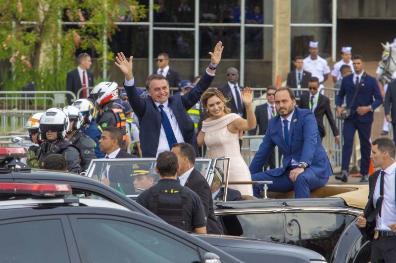Filho de Bolsonaro estava armado na posse do pai, diz colunista